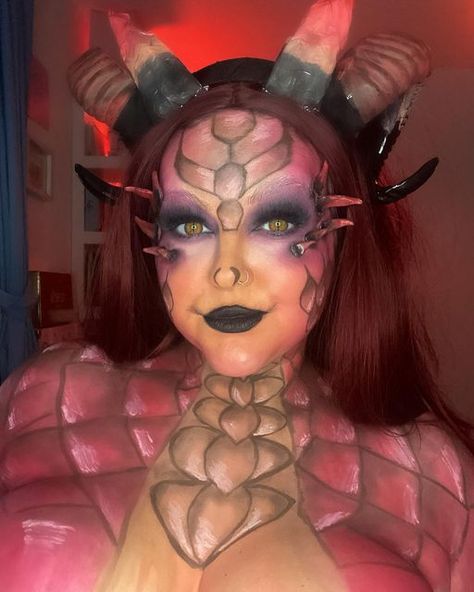 Shrek Makeup Ideas, Diy Dragon Costume Women, Dragon Makeup Halloween, Dragon Makeup Look, Dragon Costume Women, Diy Dragon Costume, Shrek Dragon, Dragon Face Painting, Dragon Makeup