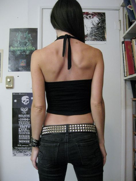 Back View: Dragonforce shirt crop halter tank top DIY metal. Up for auction on Ebay! http://www.etsy.com/shop/kissofdoom Diy Halter Top From T Shirt How To Make, Halter Top Diy Tee Shirts, Tshirt To Halter Top, How To Turn T Shirt Into Halter Top, Black Halter Top Outfit, Make Halter Top From Tshirt, Tank Top Diy, Diy Halter, Diy Halter Top