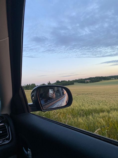 Car selfie. Selfie. Field. Jeep. Night. Car Window Snap, Car Selfie, Inspo Pics, Selfie Ideas, Car Mirror, Car Window, Jeep, Mirror Selfie, Mirror