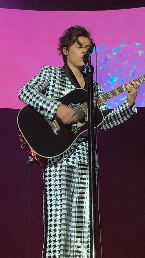 Harry Styles Suits, Harry Outfits, Harry Styles Outfit, Live On Tour, Harry Styles Live On Tour, Harry Styles Tour, Harry Styles Live, One Of The Guys, Tour Outfits