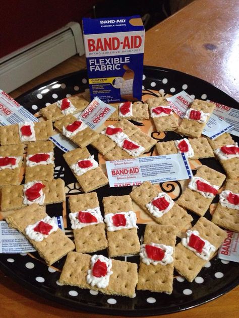 Band-aid looking snacks for Halloween or a nurse/doctor party :-) Community Helpers Preschool Snacks, Doctor Snack Preschool, Halloween Party Nursing Home, Human Body Themed Snacks, Doctor Themed Snacks, Halloween Ideas For Nursing Home, Community Helper Snacks, Community Helpers Snack Ideas, Community Helpers Crafts For School Age