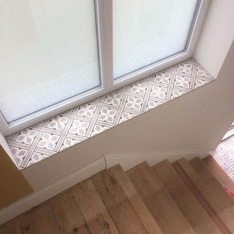 Bathroom Window Tile Trim, Tiles Window Sill, Window Sill Tile Ideas, Tiled Window Sill Kitchen, Minimal Tiny House, Tile Window Sill, Tile Around Window, Stumpery Garden, Tiled Window Sill