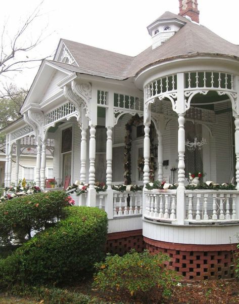 Victorian Style Cottage, Victorian Small House, Victorian Millwork, Old House Architecture, Victorian Queen, Victorian Porch, Styl Shabby Chic, Victorian Life, Victorian Style Homes