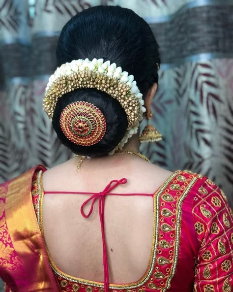 Hair Accessories For the Perfect South Indian Bride Wedding Hairstyles Diy, Indian Bun Hairstyles, Saree Pic, South Indian Wedding Hairstyles, Bridal Hair Decorations, Sharp Eyes, Bridal Hairstyle Indian Wedding, Hair Style On Saree, Hairstyles Diy