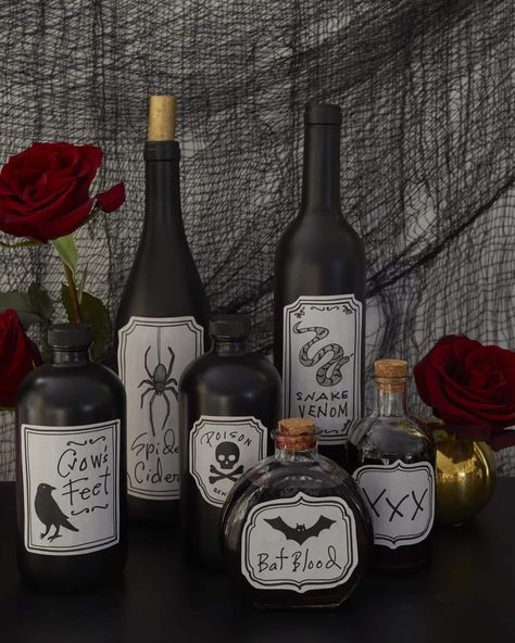 Halloween Wine Bottles, Deco Halloween, Halloween Potion Bottles, Martha Weddings, Halloween Bottles, Festa Harry Potter, Halloween Potions, Halloween Templates, Halloween Wine