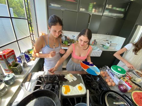 post going out hungover breakfast #breakfast #nyc #aesthetic #friendship Hungover Breakfast, Hungover Aesthetic, Hangover Breakfast, Teenage Summer, Aesthetic Friendship, City Holiday, Making Breakfast, Nyc Aesthetic, Year 2