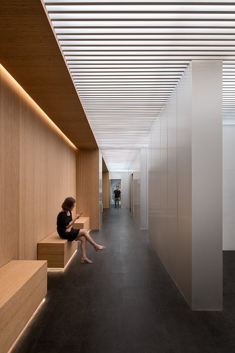 schmidt hammer lassen transforms shopping mall into creative urban complex in beijing Corridor Design, Modern Office Interiors, Office Hallway, Hospital Interior, Lobby Interior, Healthcare Design, Lobby Design, Clinic Design, Workplace Design