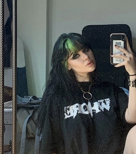 Half And Half Hair Color With Bangs, Under Bangs Hair Dye, Hair Dye Ideas For Bangs, Dyed Bangs Only, Bangs Half Dyed, Half And Half Bangs, Green Bangs Brown Hair, Under Bangs Dyed, Neon Green Hair Streaks