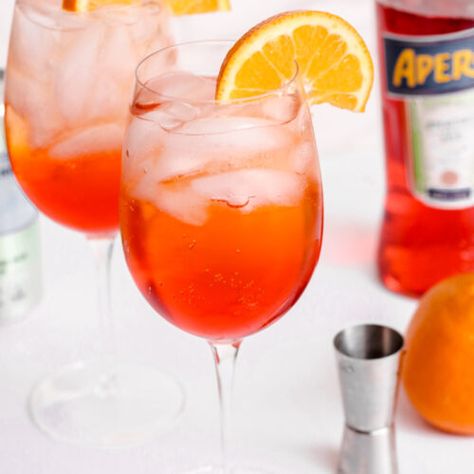 Classic Aperol Spritz Recipe (3-2-1) - Savoring Italy Italian Aperol Spritz Recipe, Apperal Spritz Recipe, Aperol Spritz Mocktail, Apperal Spritz Ingredients, How To Make Aperol Spritz, Aperol Recipes, Aperol Spritz Party Theme, Buffett Ideas, Lemon Cocktails