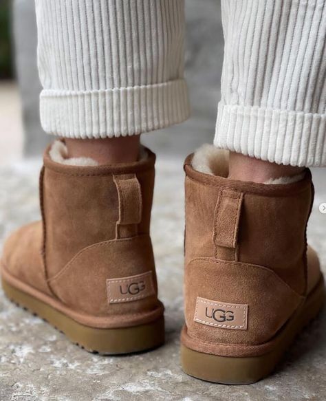 Ugh Ankle Boots, Mini Ugh Boots, Uggs Classic Short Outfit, Ugg Boots Mimi, Ugg Shearling Slippers Outfit, Ugg Classic Boots Outfit, Uggs 2023 Outfit, Classic Mini Boot Ugg Outfit, Uggs 2022 Outfit