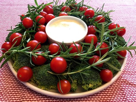 Christmas Wreath Shaped Veggie Platter Appetizer Recipe – Melanie Cooks Wreath Veggie Tray, Christmas Wreath Appetizer, Wreath Appetizer, Grinch Fruit Kabobs, Veggie Plate, Veggie Platter, Appetizer Platter, Vegetable Plate, Vegetable Platter