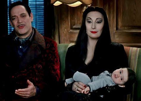 Adams Family Baby, Halloween Costumes Adams Family, Adams Family Costume, Adams Family Halloween, Raul Julia, Halloween Costumes Women Creative, Addams Family Movie, Diy Halloween Gifts, Addams Family Costumes