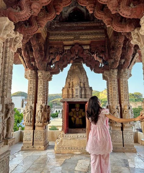 Jasmine Hair, South Asian Aesthetic, Temple Photography, Desi Love, Desi Fashion Casual, Hampi, Miss India, Self Portrait Poses, Foreign Countries