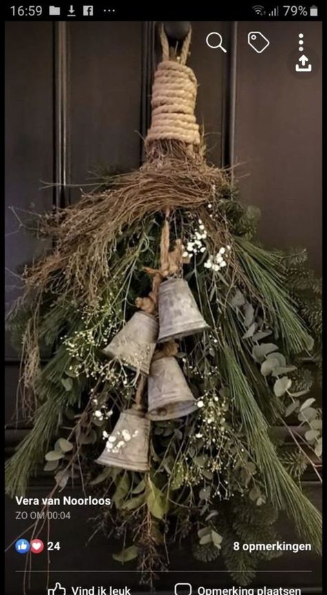 Easy Diy Outdoor Christmas Decorations, Diy Outdoor Christmas Decorations, Christmas Floral Arrangements, Country Christmas Decorations, Christmas Porch Decor, Natural Christmas, Christmas Swags, Coron, Christmas Door Decorations