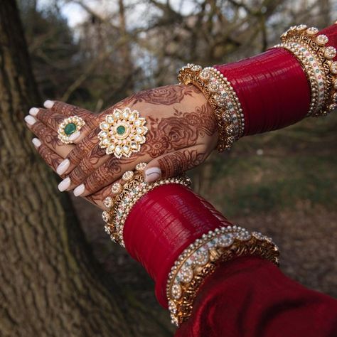 Wedding Choora, Kundan Rings, Wedding Chura, Sikh Bride, Wedding Jewelry Sets Bridal Jewellery, Bridal Jewellery Inspiration, Red Bangles, Bridal Chura, Indian Wedding Jewelry Sets