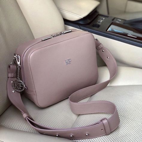 Sling Bags Women Casual, Girly Backpacks, Sling Bags Women, Fox Bag, Expensive Bag, Street Style Bags, My Style Bags, Leather Cross Body Bag, Girly Bags