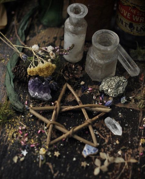 Green Witch Aesthetic, Witchcore Aesthetic, Medieval Witch, Witch Room, Witch Core, Cottage Witch, Witch Cottage, Witches Altar, Witch Books