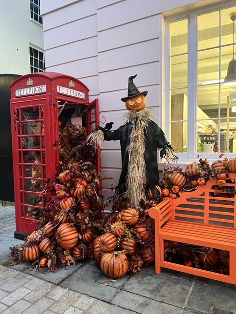 Halloween in London: Hunting Spooky Decorations and Activities - Mari and the City October Half Term, London In October, London Decor, Fun Halloween Activities, Eat Drink And Be Scary, Spooky Decorations, Scary Funny, Home Decor Metal, Honey Dew