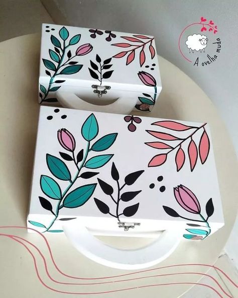 Cardboard Box Decoration Ideas, Painting Cardboard Boxes, Box Painting Ideas Easy, Painted Box Ideas Simple, Wooden Box Painting Ideas, Box Painting Ideas, Memories Box Diy, Wooden Box Crafts, Box Painting