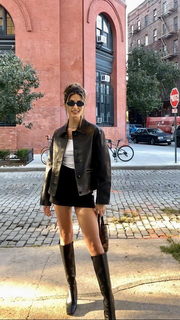 Style Black Leather Jacket, Black Knee High Boots Outfit, Tall Black Boots Outfit, Tall Boots Outfit, Rome Outfits, Leather Jacket For Women, Eksterior Modern, Black Boots Outfit, Knee Boots Outfit