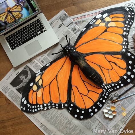 X10 life size model of Monarch Butterfly made from: papermache for body, pipecleaner antennae and legs. Wings are from 4 mm corrugated plastic. I also made models of Monarch caterpillar (5th instar), egg and chrysalis... Paper Mache Caterpillar, Butterfly Model School Project, Paper Mache Insects, Paper Mache Butterfly, Paper Mache Home Decor, Cardboard Butterfly, Paper Mache Ideas, 3d Svg Files, About Butterfly