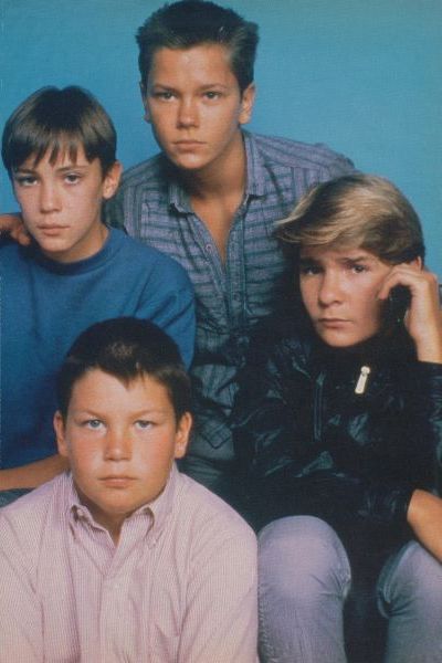 Stand by Me cast. Stand By Me Film, Los Goonies, Jerry O'connell, Corey Feldman, Wil Wheaton, River Phoenix, Fav Movies, Movies And Series, People Sitting