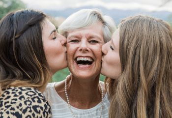 Mother Daughter Photography Poses, Generation Pictures, Mother Daughter Poses, Daughter Photo Ideas, Mother Daughter Pictures, Mother Daughter Photoshoot, Mother Daughter Photos, Generation Photo, Family Photoshoot Poses