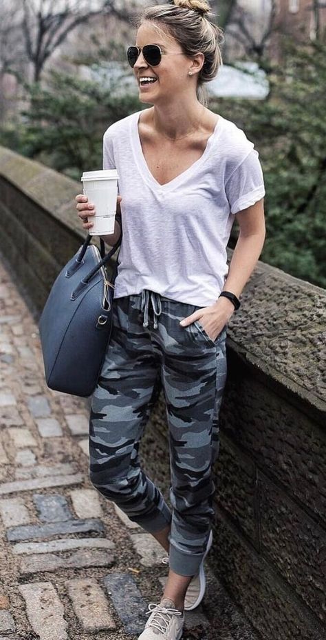 Chica usando unos jogger pants de estilo militar Camo Jogger Pants, Jogger Pants Outfit, Pastel Outfit, Joggers Outfit, Cool Summer Outfits, Camo Pants, Athleisure Outfits, Casual Spring, Fashion 2020