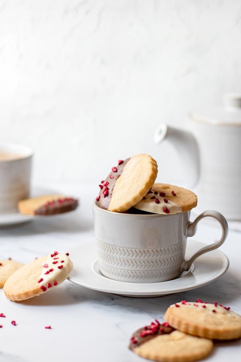 Royal Icing Cookie Photography, Biscuit Food Photography, Baked Goods Photoshoot Ideas, Cookie Photography Styling Minimalist, Biscuits Photography Food Styling, Cookies Food Photography Styling, Biscuit Photography Ideas, Biscuit Photography Food Styling, Baking Photography Ideas