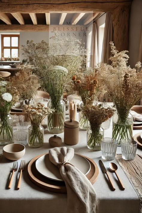 neutral table setting Modern Thanksgiving Decor Fall Table, Dining Room Thanksgiving Table, Dried Pampas Table Decor, Table Settings Without Table Cloth, Dark Brown Table Setting, Earthy Table Decor, Farmhouse Dinner Party, Thanks Giving Tablescape, Neutral Dinner Party