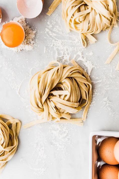 Homemade Pasta Pasta Press, Homemade Egg Noodles, Pasta Casera, How To Make Dough, Homemade Noodles, Making Pasta, Pasta Dough, Drying Pasta, Pasta Fresca