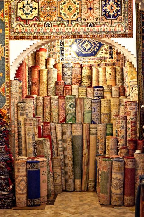 Dekorasi Maroko, Morocco Travel, Moroccan Decor, Magic Carpet, Arabian Nights, Patterned Carpet, Moroccan Style, Carpet Runner, Persian Carpet