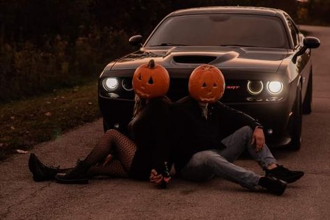 Indiana Photographer, Indiana, Pumkins, Halloween, Cars, Dark, Couple Halloween Car Pictures, Spooky Car Photoshoot, Halloween Car Photoshoot, Pumpkin Carving Photoshoot, Fotos Halloween Aesthetic, Spooky Poses, Graveyard Shoot, Pumpkin Shoot, Pumpkinhead Photoshoot