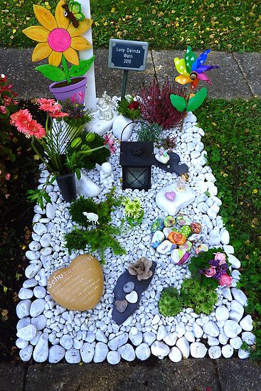 Grave Memorial Ideas Cemetery, Gravesite Landscaping Ideas, Pet Cemetery Ideas, Decorating Grave Sites Ideas, Grave Site Ideas Diy, Grave Design Ideas, Pet Grave Ideas, Grave Decorations Cemetery, Gravesite Ideas