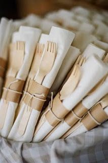 Outdoor Rehearsal Dinner, Deco Buffet, Rehearsal Dinner Decorations, Mood Inspiration, Deco Champetre, Picnic Inspiration, Wooden Cutlery, Picnic Wedding, Dinner Decoration