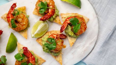 Crunchy, cheesy tostadas topped with guacamole, spicy giant prawns, fresh coriander ... Summer Snack Recipes, Cooking Avocado, Mexican Seafood, Raw Prawns, Avocado Juice, Eating Well Recipes, Chilled Beer, How To Make Guacamole, Dinner With Ground Beef