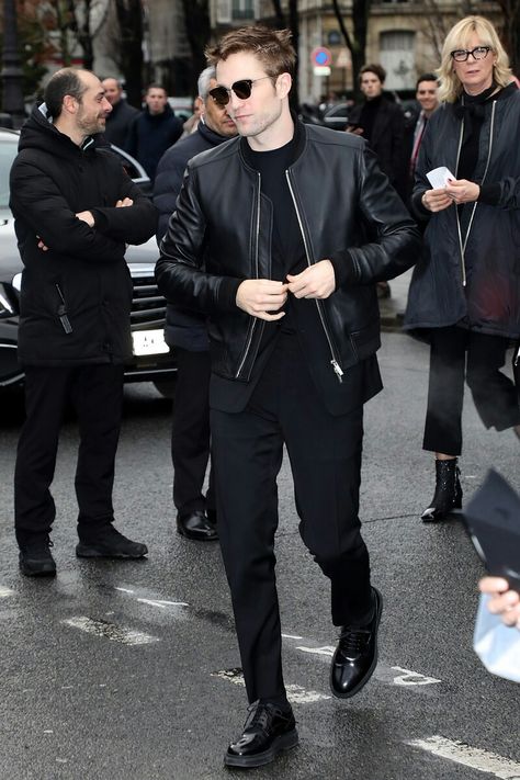 Men Outfit All Black, Paris Street Fashion Men, Dior Men Outfit, Paris Men Outfit, Robert Pattinson Outfits, All Black Suit Men, Robert Pattinson Style, All Black Mens Outfit, All Black Outfit Men