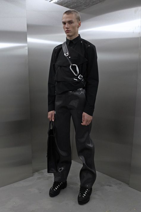 Heliot Emil RTW 2020 Heliot Emil Men, Men Cosmetic, Spy Dress, Tactical Fashion, Heliot Emil, Black Outfit Men, Tech Wear, Black Flame, Concept Clothing