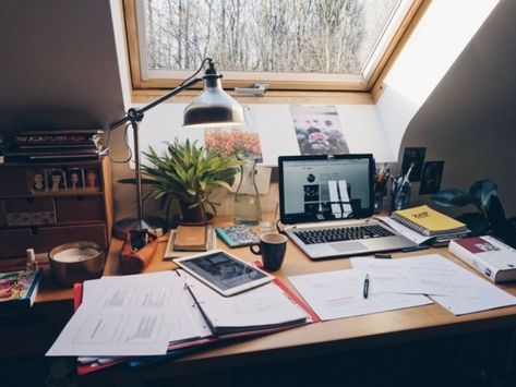 10 Perks Of Having College Classes Online - Society19 Desk Aesthetic, Messy Desk, Desk Inspiration, Study Set, Study Areas, Study Space, Lampe Design, Study Desk, Diy Desk