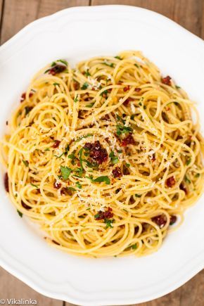 Spaghetti alla Siciliana (spaghetti with sun-dried tomatoes, garlic and parsley) #italian #pasta #spaghetti Traditional Spaghetti, Spaghetti Recipes Easy, Resep Pasta, Sicilian Recipes, Tasty Pasta, Sun Dried Tomatoes, Spaghetti Recipes, Dinner Idea, Family Meal