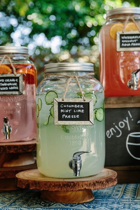 Impress Your Guests With This Simple Self-Serve Beverage Bar Limonade Bar, Katering Pernikahan, Ideas Para Catering, Beverage Bar, Drink Bar, Deilig Mat, Wedding Drink, Backyard Party, Wedding Catering