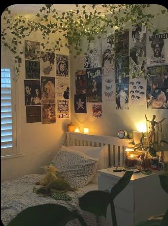 Cozy Aesthetic Decor, Room Aesthetic Vintage Grunge, Light Grunge Bedroom, Room Ideas Cozy Aesthetic, Green Anime Room, Star Themed Bedroom Aesthetic, Tyler The Creator Room Ideas, Downtown Aesthetic Bedroom, Aesthetic Room With Vines