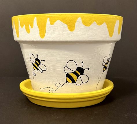 Bee Painted Pot, Bee Terra Cotta Pot, Winnie The Pooh Flower Pot, Cute Flower Pot Painting Ideas Easy, Painting Ideas Pots, Cute Painted Pot Ideas, Ideas Para Pintar Masetas, Cute Plant Pots Painting, Mini Pot Painting Ideas