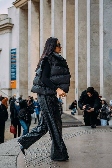 Street style: The best looks from Paris Fashion Week Fall/Winter 2022-2023 | Vogue France Paris Outfits Fall, Paris Aesthetic Fashion, Paris Street Style Fall, Street Style Fall Winter, Moda Paris, Paris Fashion Week Street Style, Paris Outfits, Street Style Trends, Street Style Winter