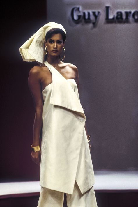 Yasmeen Ghauri / Guy Laroche Haute Couture Runway Show S/S 1993 Yasmeen Ghauri, 90s Runway Fashion, Christian Dior Haute Couture, 90s Models, 20th Century Fashion, Guy Laroche, Dior Haute Couture, Couture Runway, Haute Couture Fashion