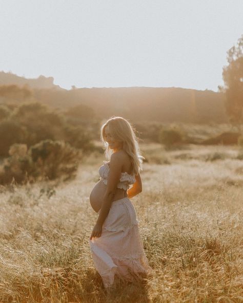 Maternity • Instagram Fall Maternity Photoshoot Ideas, Clothes Line Maternity Pictures, Hippie Maternity Pictures, Solo Maternity Poses, Ethereal Maternity Shoot, Maternity Instagram, Hippie Pregnancy, Boho Maternity Shoot, Foto Inspo