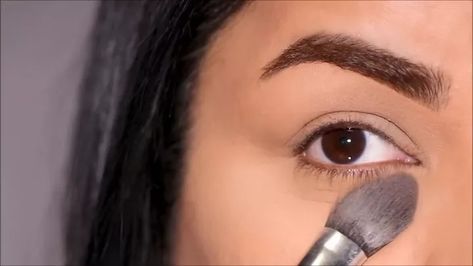 This guide shares some simple but effective eyeliner hacks. Learn how to stop your eyeliner from smudging in this step-by-step tutorial. Eyeliner Hacks, Simple Eyeliner, Eye Liner Tricks, Black Eyeshadow, Dress Alterations, Angled Brush, Translucent Powder, Brown Eyeshadow, Anti Aging Tips