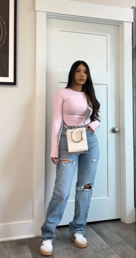 Jeans Valentines Outfit, Cute Casual Baddie Outfits, Baddie Long Sleeve Outfits, Outfit With Light Jeans, Valentine Outfit Casual, Outfit With Long Sleeve Shirt, Ny Casual Outfit, Pink Mom Outfit, Pink Long Shirt Outfit