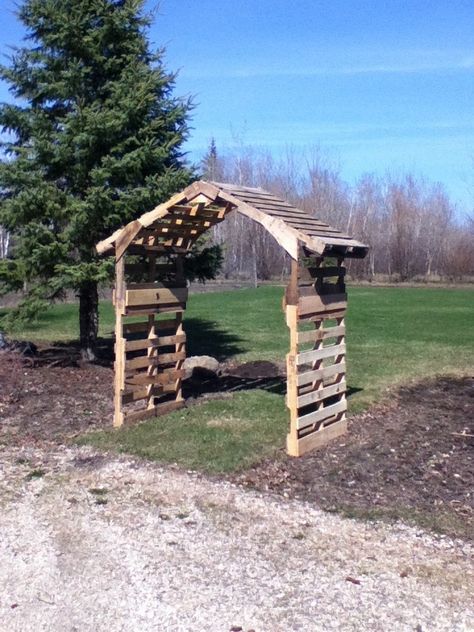 DIY pallet arch could paint and plant around it outdoor for prop -- or maybe put a bench in it?  or swing?  Looks like it is made from five pallets. Pallet Arch, Pallet Furniture Designs, Pallet Creations, Pallet Outdoor, Recycled Pallets, Pallet Garden, Pallets Garden, Pallet Crafts, Samos