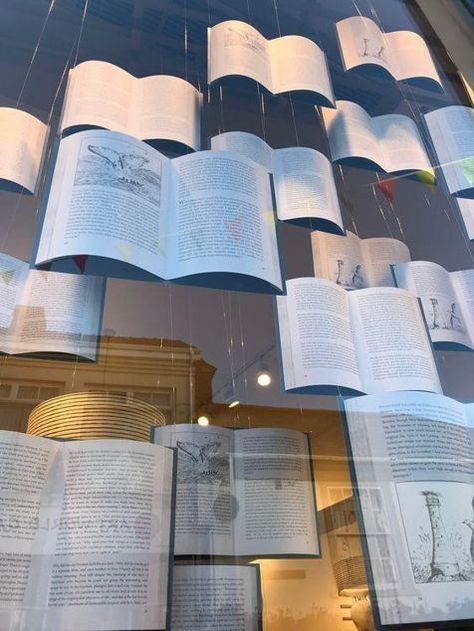 Paper Store Display, Literary Exhibition Ideas, Back To School Retail Window Displays, Window Display Bookstore, Bookstore Window Display Ideas, Paper Window Display, Book Shop Window Display, Book Stage Design, Book Exhibition Display